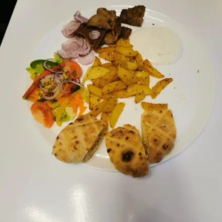 Selbstgemachter Dönerteller mit Salat & Kartoffelspalten