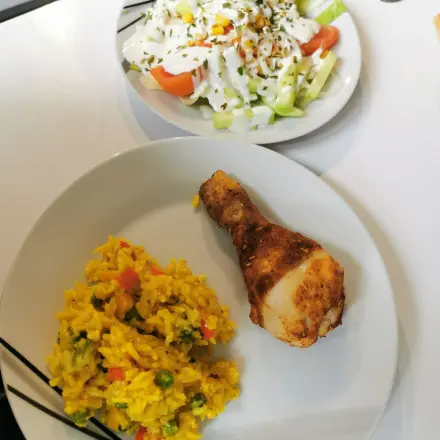 Orientalisches Reisgericht mit Gemüse & scharfem Huhn