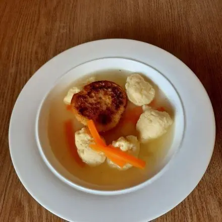 Grießklößchensuppe mit Baguette