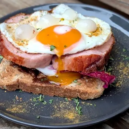 Leberkäse-Toast mit Spiegelei