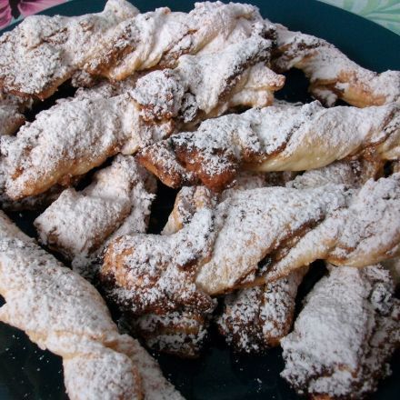 Blätterteig-Walnuss-Schrauben