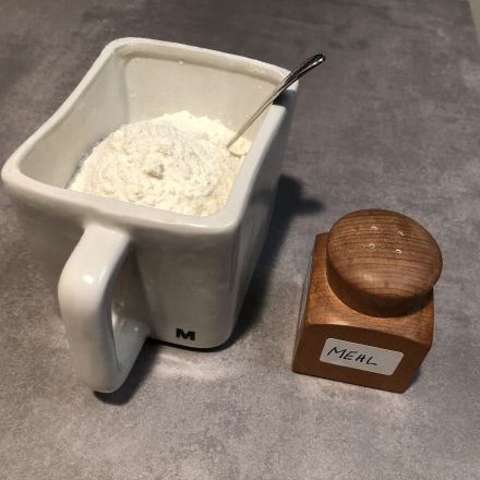 Lebensmittel mit Mehl bestäuben – einfacher Trick