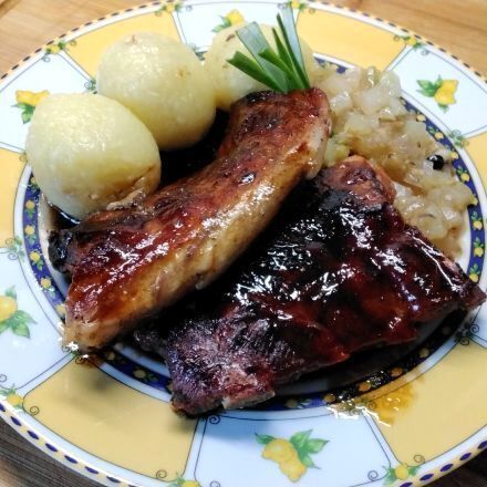 Saftige Schweinerippchen aus dem Backofen mit Knödeln