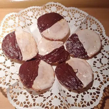 Amerikaner selber backen – mit Zuckerguss & Schokolade