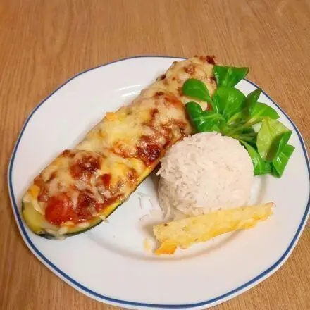 Gefüllte Zucchini vegetarisch mit Käse überbacken