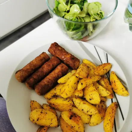 Cevapcici mit Kartoffelspalten und Feldsalat