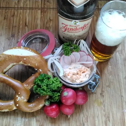 Fränkischer Gerupfter mit dunklem Bier