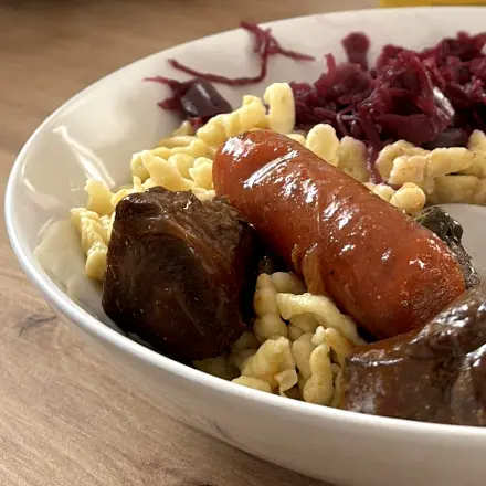 Rehgulasch mit Spätzle, Rotkraut und Birne