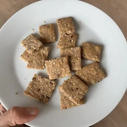 Sauerteig Cracker selber machen – knuspriger Proteinsnack