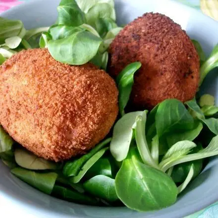 Panierte Eier mit Feldsalat