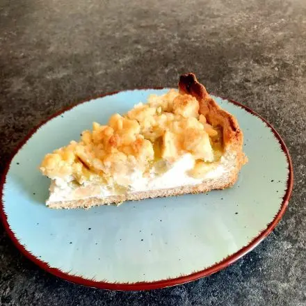 Rhabarber-Apfel-Käse-Streuselkuchen