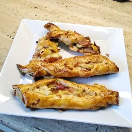 Blätterteig-Käse-Stangen mit Speck