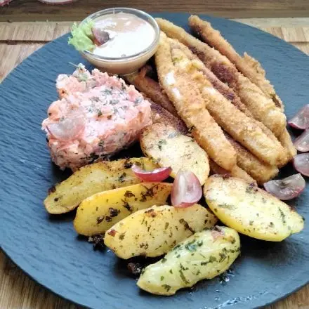 Panierter Spargel mit Lachstatar und Petersilienkartoffeln