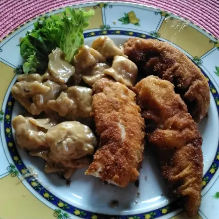 Hähncheninnenfilet paniert mit Tortellini in Rahmsoße