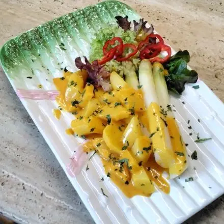 Spargel-Ragout mit Ananas