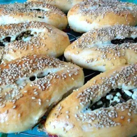 Herzhafte Bärlauch-Pogaca mit Hackfleisch und Feta