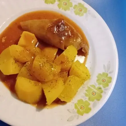 Kleine Kohlrouladen mit Kartoffeln