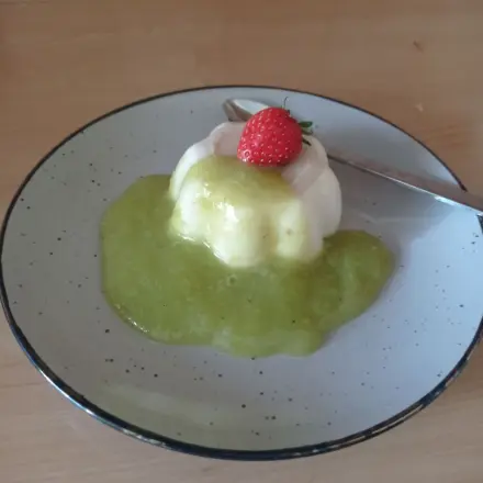 Waldmeister Panna Cotta mit grüner Soße