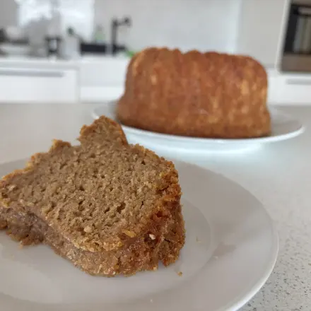 Saftiger Apfelgugelhupf mit Ahornsirup