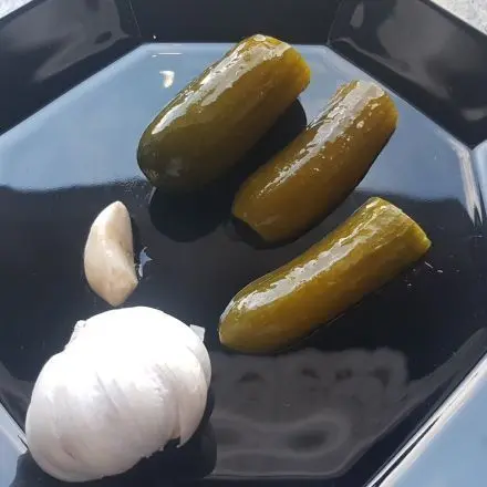Fermentierte Salzgurken mit Knoblauch