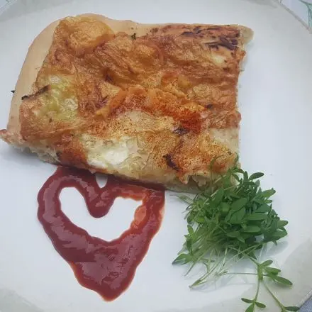 Herzhafter Blechkuchen mit Handkäse "Heiße Hessin"
