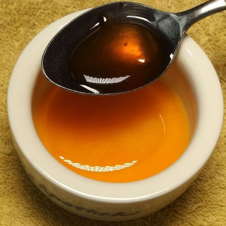 Olivenöl, Honig und Eigelb für die Haare