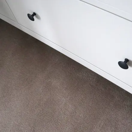 Schränke auf Teppich verrücken mit Essstäbchen