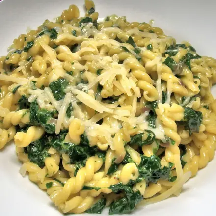 Frischer Blattspinat mit Mozzarella und Nudeln