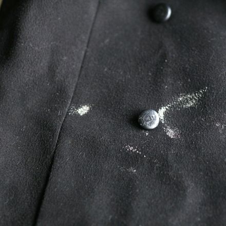 Angetrocknete Flecken auf dunklem Stoff wegrubbeln