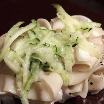 Nudelsalat mit grüner Gurke