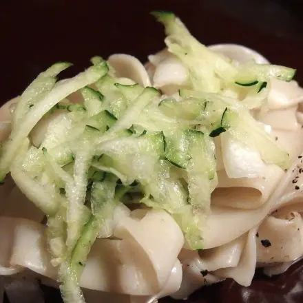Nudelsalat mit grüner Gurke