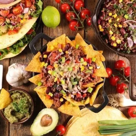 Leckerer Nacho-Salat (mexikanischer Schichtsalat)