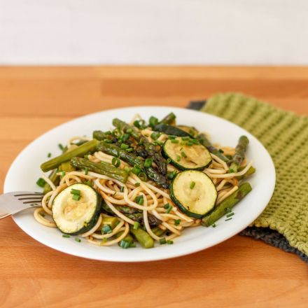 Pasta mit grünem Spargel und Zucchini