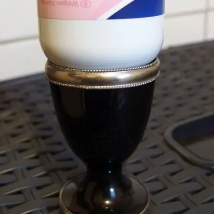 Flaschen und Tuben komplett leeren - mit Eierbechern