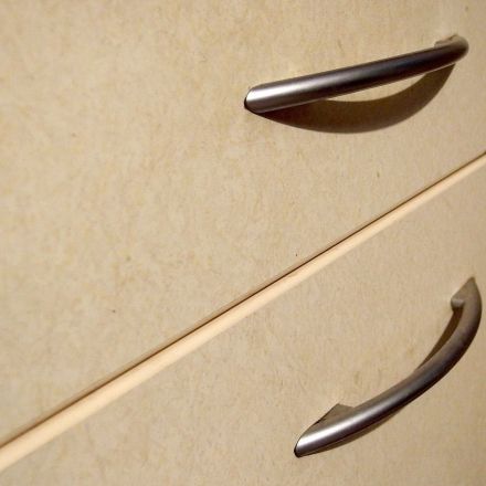Hartnäckige Fettschmiere mit Kunststoffreiniger beseitigen