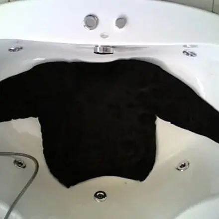 Eingelaufenen Pullover dehnen