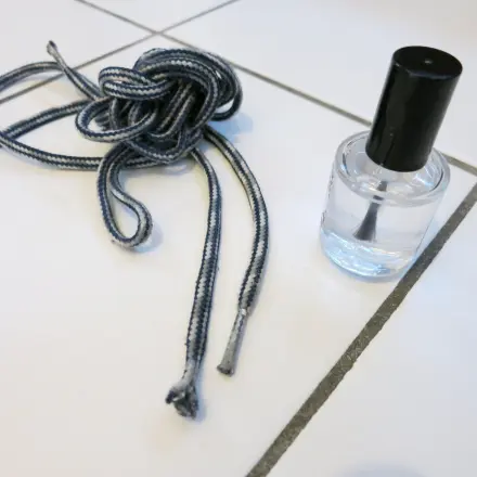 Schnürsenkel länger haltbar mit Nagellack