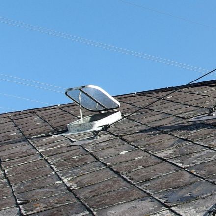Insektendreck auf Dachfenster entfernen