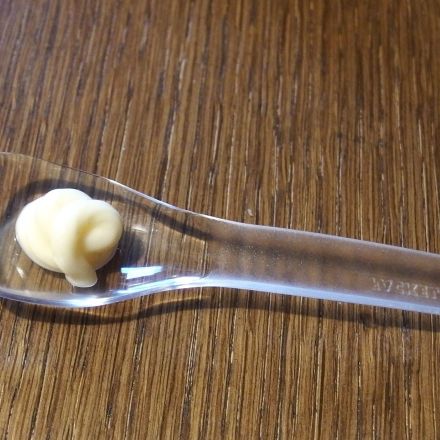 Kleine Brandflecken auf Holz mit Mayonnaise verschwinden lassen