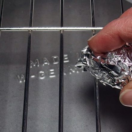 Grillrost säubern mit Alufolie