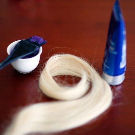 Blondierte Haare mit Gelbstich wieder blond