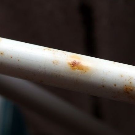 Heißer Wasserdampf & Zitronensaft gegen Rostflecken