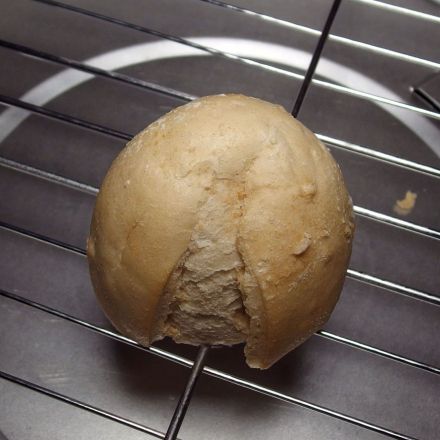 Verkrusteten Grillrost mit trockenen Brötchen reinigen