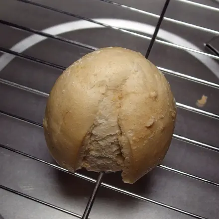 Verkrusteten Grillrost mit trockenen Brötchen reinigen