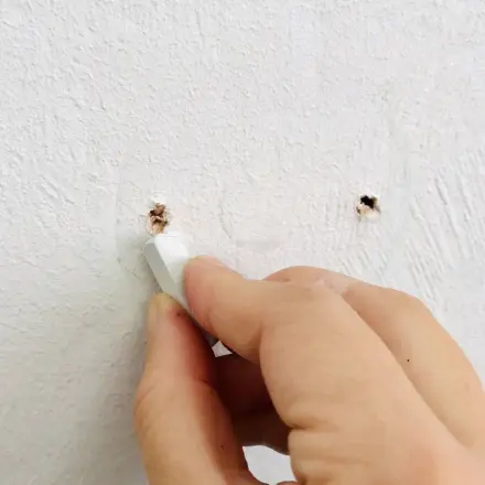 Kleine Löcher in der Wand mit Kreide "versiegeln"