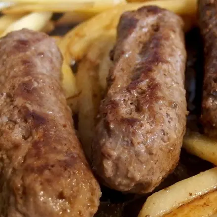 Große Menge Hackfleisch gleichmäßig würzen