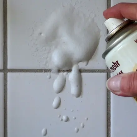 Fliesenspiegel in der Küche mit Backofenspray saubermachen