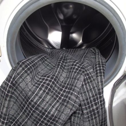 Anzüge und Kostüme in der Waschmaschine waschen