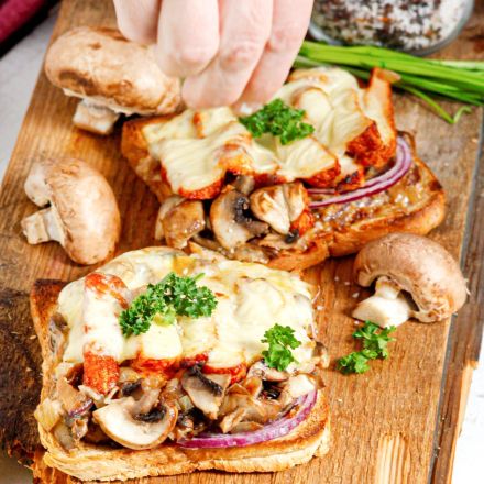 Herrentoast - überbackener Toast mit Putenschnitzel