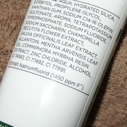 Rostflecken auf Fliesen mit Zahnpasta entfernen